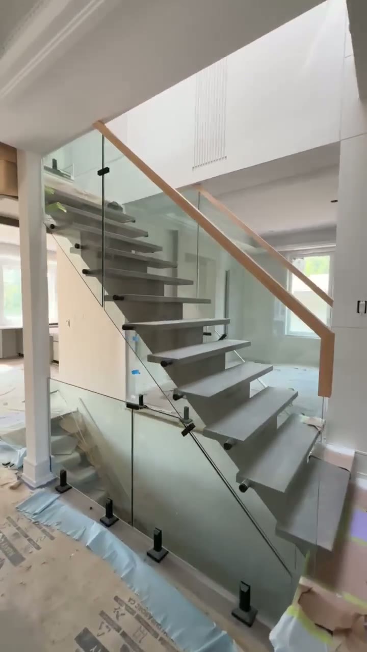 Open-riser staircase · Clear glass